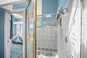 5 bedrooms, iron/ironing board, free WiFi, bed sheets