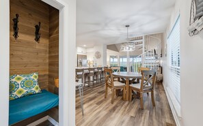 Una cocina moderna con una isla central, suelo de madera y vistas al exterior.