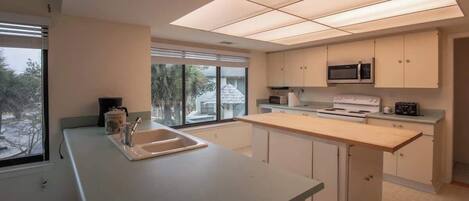 Réfrigérateur, four à micro-ondes, un four, surface de cuisson