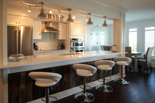 Réfrigérateur, four à micro-ondes, un four, surface de cuisson