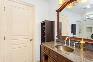 Secador de cabelo, toalhas de banho, sabonete, shampoo