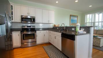 Jääkaappi, mikroaaltouuni, uuni, liesi