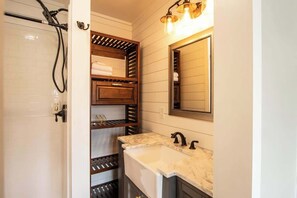 Douche, sèche-cheveux, serviettes fournies