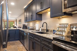 Fridge, microwave, oven, stovetop - RENOVATED Breckenridge Ski-in Condo off 4 O'Clock run 2 blocks off Main St. (Breckenridge)