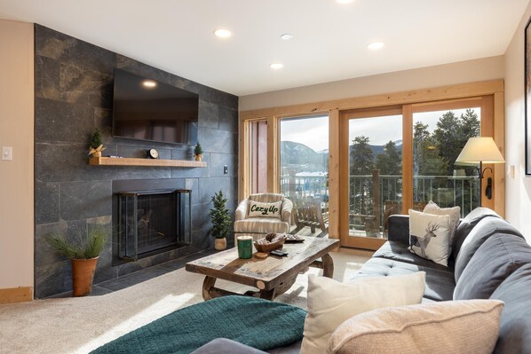 Een smart-tv en een open haard