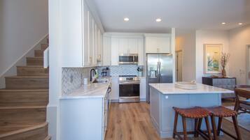 Jääkaappi, mikroaaltouuni, uuni, liesi