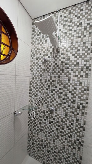 Comfort Apartment | Bathroom | Shower, towels -  Belo estúdio bem pertinho do BOS (4) (Sorocaba)