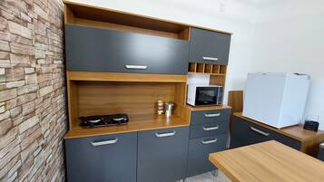 Comfort Apartment | Private kitchen | Mini-fridge, microwave, cookware/dishes/utensils, paper towels