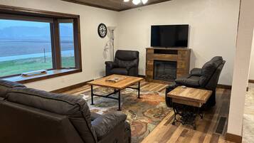 Smart TV, fireplace, books