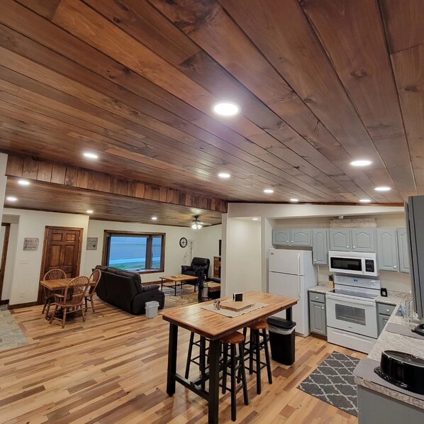 Interior - Comfortable Country Home w Expansive Views of Beautiful Big Creek Valley (Sparta)