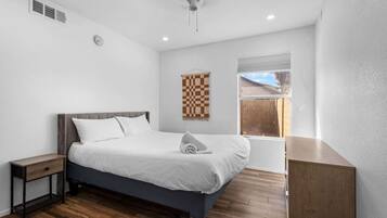 Desk, iron/ironing board, WiFi, bed sheets