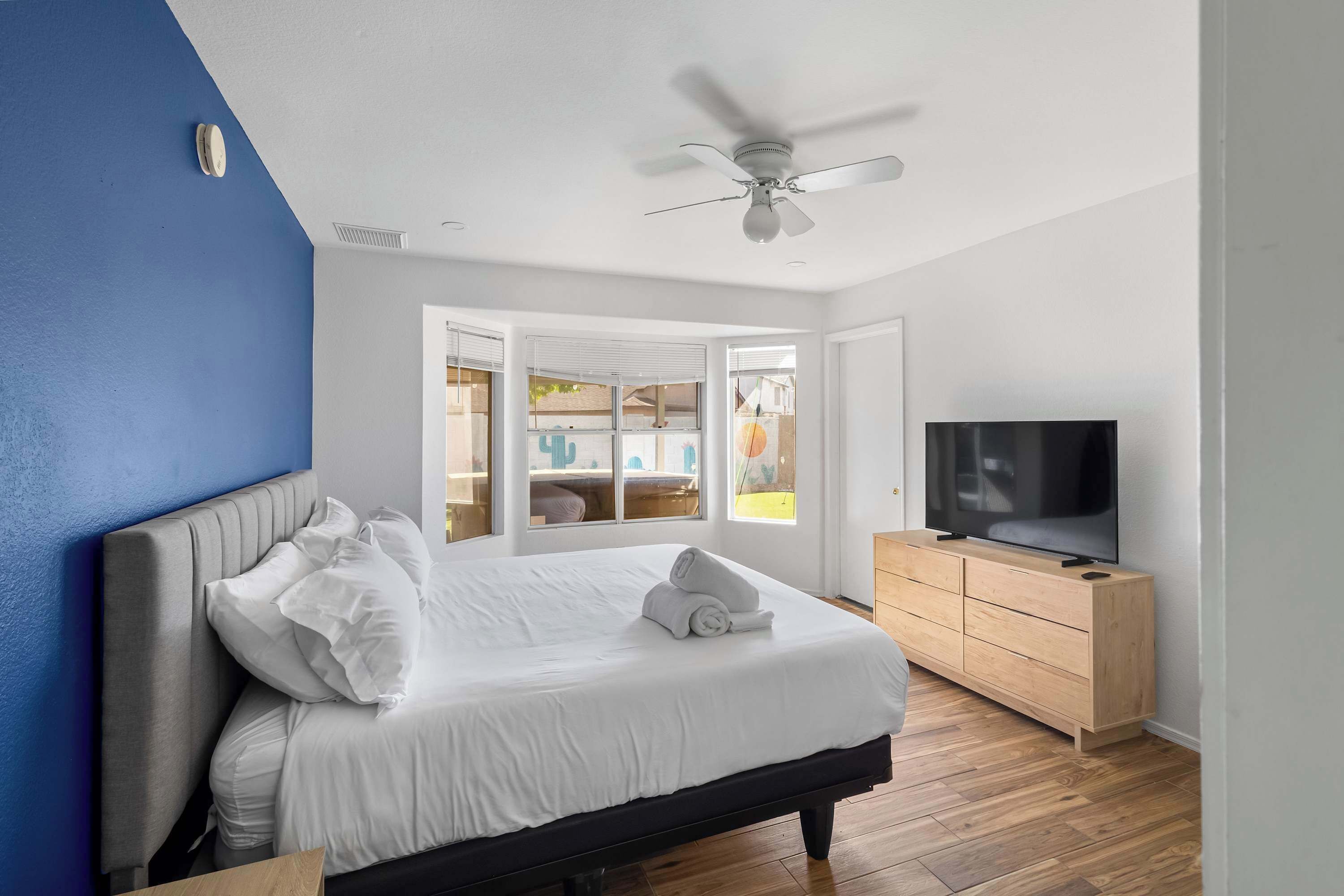 4 bedrooms, iron/ironing board, WiFi, bed sheets