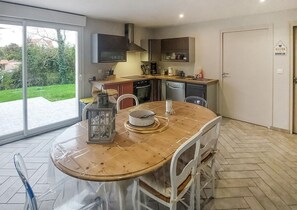 Dining - Gorgeous home in Carly with WiFi (Carly)