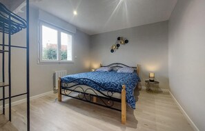 2 dormitorios, tabla de planchar con plancha, cuna de viaje