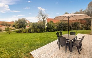 Outdoor dining - Gorgeous home in Carly with WiFi (Carly)