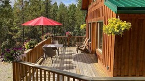 Outdoor dining - Springhills Chalet @ Hot Springs (Whitehorse)