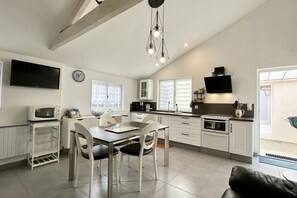 Frigorífico, microondas, horno y lavavajillas