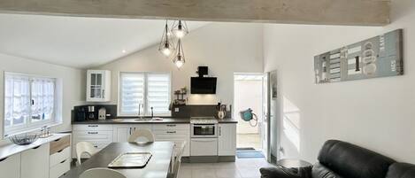 Een koelkast, een magnetron, een oven, een vaatwasser