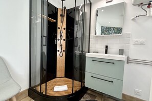 Dusche, Haartrockner, Handtücher