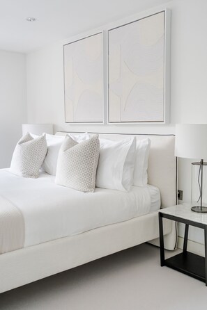 3 habitaciones, tabla de planchar con plancha y cuna de viaje