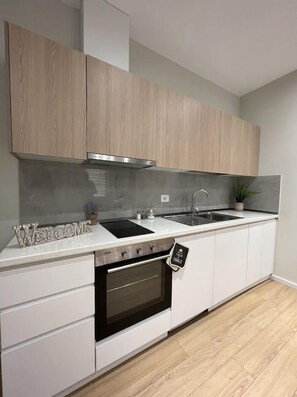 Appartement Ville | Cuisine privée | Grand réfrigérateur, four, batterie de cuisine, vaisselle et ustensiles