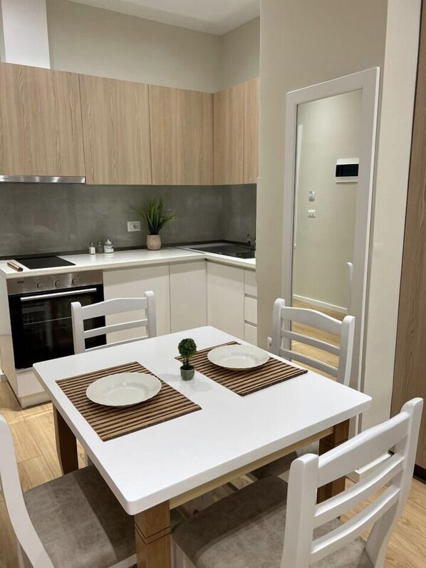 Appartement Ville | Cuisine privée | Grand réfrigérateur, four, batterie de cuisine, vaisselle et ustensiles