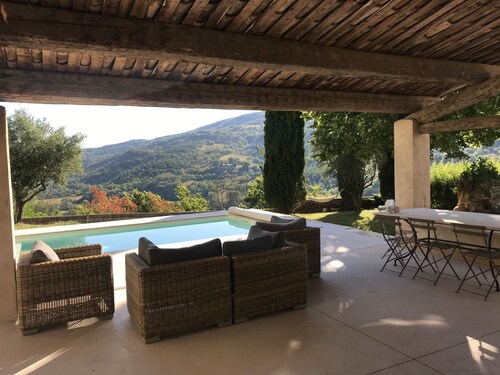 Large country house in a village in the Lubéron park, Forcalquier country