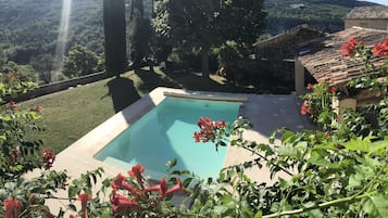 Una piscina al aire libre, una piscina climatizada