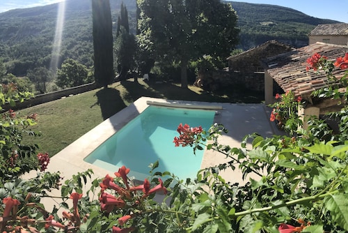 Large country house in a village in the Lubéron park, Forcalquier country