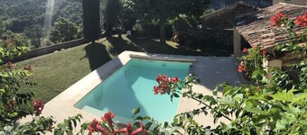 Large country house in a village in the Lubéron park, Forcalquier country