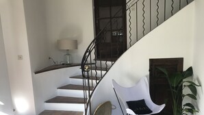 A staircase with a white wall and a wooden door at the top. - Large country house in a village in the Lubéron park, Forcalquier country (Limans)