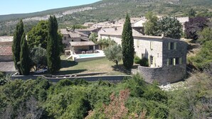 A stone villa with a swimming pool, surrounded by greenery and a hillside. - Large country house in a village in the Lubéron park, Forcalquier country (Limans)