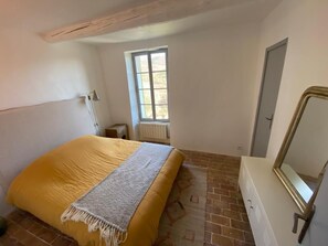 7 bedrooms, iron/ironing board, free WiFi, bed sheets - Large country house in a village in the Lubéron park, Forcalquier country (Limans)