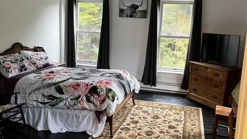 Tabla de planchar con plancha, wifi y ropa de cama