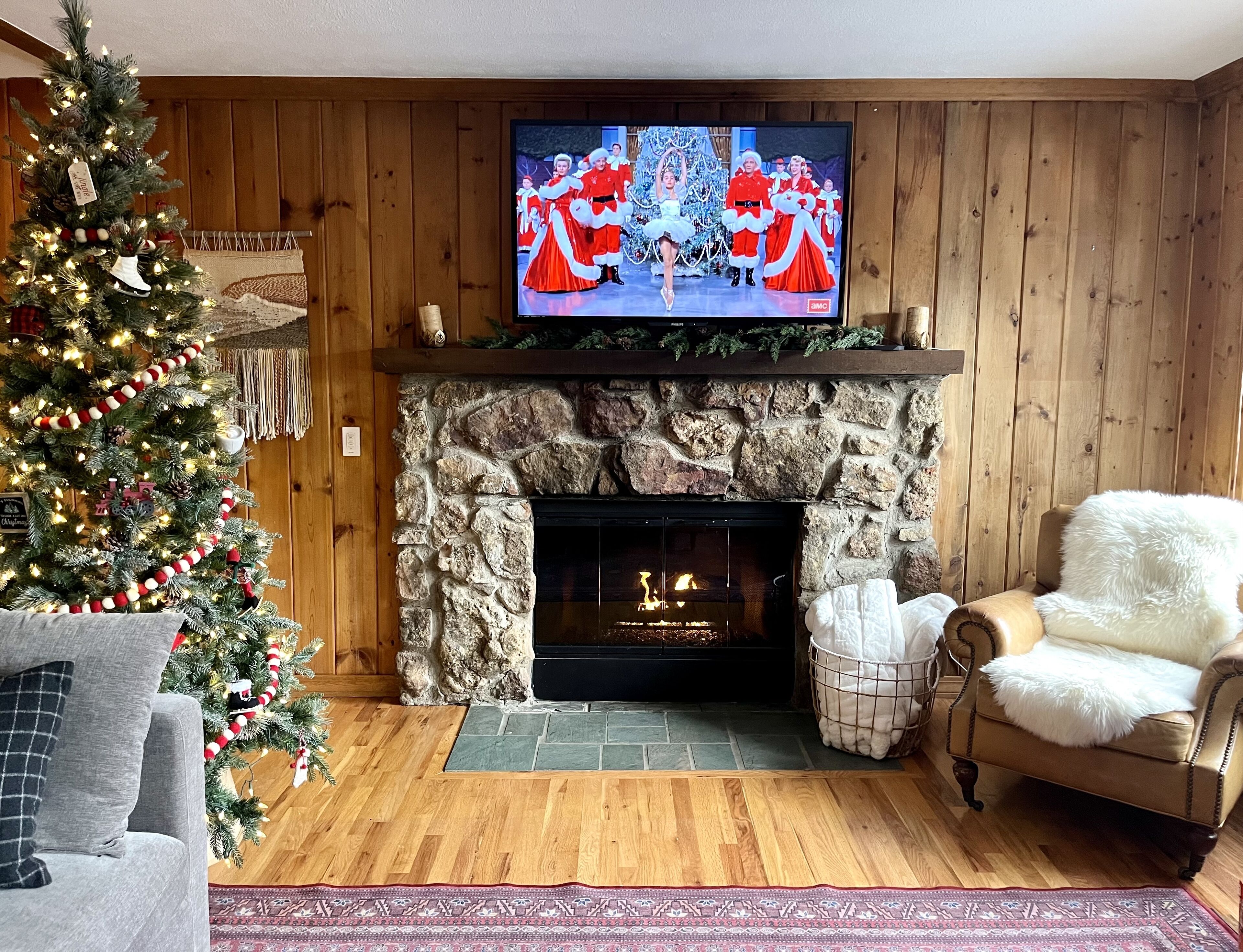 Een smart-tv, een open haard en tafelvoetbal