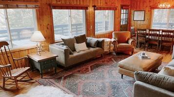 TV connectée, cheminée, baby-foot