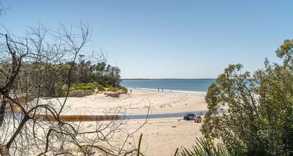 Salty Marlin – pet friendly, 5-minute walk to the calm waters of the bay