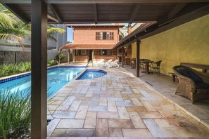 A heated pool - Casa Água Marinha 8 Quartos Para 30 Pessoas a 100 Metros do mar - Vivamariscal (Bombas Bombinhas)