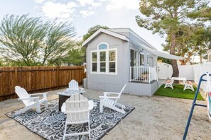 Outdoor dining - Desert 🐬 Dolphins Mineral Springs Healing Oasis
 (Desert Hot Springs)