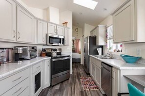 Private kitchen - Desert 🐬 Dolphins Mineral Springs Healing Oasis
 (Desert Hot Springs)