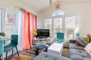 Living area - Desert 🐬 Dolphins Mineral Springs Healing Oasis
 (Desert Hot Springs)