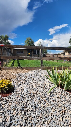 Property grounds - Denver Skyland 2 Br 1 Ba Home Extended Stay (Denver)