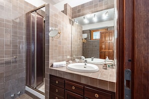 Dusche, Haartrockner, Bidet, Handtücher
