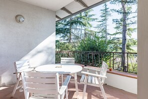 Outdoor dining - Spacious two-level apartment located in a shared villa, which accommodates up to 8 people comfortably in 180 sqm, with 4 double bedrooms and 3 bathrooms. It boasts every comfort, including a private garden with patio, equipped with barbecue, and two terr (Perugia)