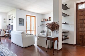 TV - Spacious two-level apartment located in a shared villa, which accommodates up to 8 people comfortably in 180 sqm, with 4 double bedrooms and 3 bathrooms. It boasts every comfort, including a private garden with patio, equipped with barbecue, and two terr (Perugia)