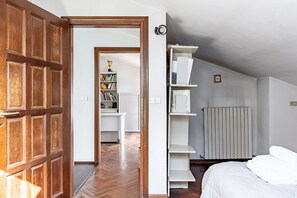 3 bedrooms, iron/ironing board, bed sheets - Spacious two-level apartment located in a shared villa, which accommodates up to 8 people comfortably in 180 sqm, with 4 double bedrooms and 3 bathrooms. It boasts every comfort, including a private garden with patio, equipped with barbecue, and two terr (Perugia)