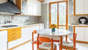 Coffee/tea maker, fridge, microwave, stovetop