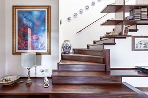 Interior - Spacious two-level apartment located in a shared villa, which accommodates up to 8 people comfortably in 180 sqm, with 4 double bedrooms and 3 bathrooms. It boasts every comfort, including a private garden with patio, equipped with barbecue, and two terr (Perugia)