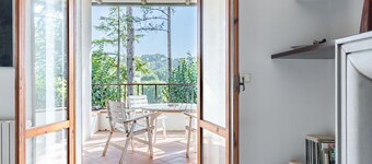 Spacious two-level apartment located in a shared villa, which accommodates up to 8 people comfortably in 180 sqm, with 4 double bedrooms and 3 bathrooms. It boasts every comfort, including a private garden with patio, equipped with barbecue, and two terr