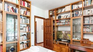 3 bedrooms, desk, iron/ironing board, bed sheets